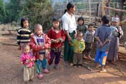 Ve vesnici etnika Akha, okolí města Kengtung. Myanmar (Barma).