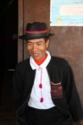 Muž z kmene Akha v tradičním oděvu, okolí města Kengtung. Muži narozdíl od žen v tradičním již moc nechodí. Myanmar (Barma).