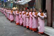 Mladé mnišky, Yangon. Myanmar (Barma).