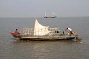 Rybáři, cesta z města Sittwe do Mrauk U. Myanmar (Barma).