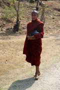 Buddhistick� mnich na sv� pouti, Mrauk U. Myanmar (Barma).