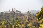 Pohled na chrámy a stupy v oblasti Mrauk U. Myanmar (Barma).