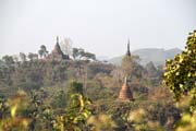 Pohled na chrmy a stupy v oblasti Mrauk U. Myanmar (Barma).