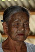 Žena z etnika Chin, okolí Mrauk U. Ženy mají tradičně tetované obličeje. Myanmar (Barma).