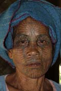 Žena z etnika Chin, okolí Mrauk U. Ženy mají tradičně tetované obličeje. Myanmar (Barma).