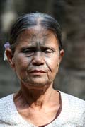 Žena z etnika Chin, okolí Mrauk U. Ženy mají tradičně tetované obličeje. Myanmar (Barma).