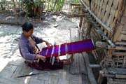 Ruční tkalcovský stav. Okolí Mrauk U. Myanmar (Barma).