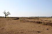 Zbytky staveb starch , okol Mrauk U. Myanmar (Barma).