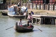 Loď na kanále ve městě Sittwe. Myanmar (Barma).