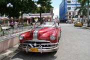 Stará amerika v modelu kabrioletu - Las Tunas. Kuba.