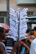 Prodejce ok na karnevalu, Santiago de Cuba. Kuba.