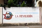 Propagandistické nápisy o revoluci jsou všude, Baracoa. Kuba.