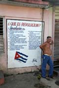 Que es revolucion? Dekorace na zdi domu, Baracoa. Kuba.
