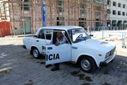 Ruská Lada jako policejní auto, stará Havana (Habana Vieja). Kuba.