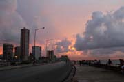 Zpad slunce nad Malecnem, Havana. Kuba.