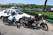 Babeta a Jawa - staré československé motorky, tedy spíše moped a motorka. Stará Havana. Kuba.