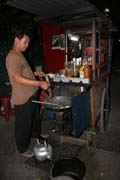 Poulin stnek se smaenou r (nasi goreng). Jakarta. Indonsie.