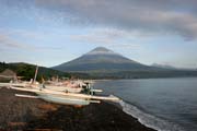 Pohled na Gunung Agung. Indonsie.