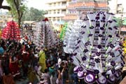 Thaipooya Mahotsavam Festival a rituální tanec Kavadiyattom. Chrám Sree Maheswara Temple v Koorkancheri ve městě Thrissur, Kerala. Indie.