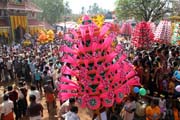 Thaipooya Mahotsavam Festival a rituální tanec Kavadiyattom. Chrám Sree Maheswara Temple v Koorkancheri ve městě Thrissur, Kerala. Indie.