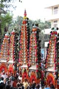 Thaipooya Mahotsavam Festival a ambalakkavadi - vysoký a bohatě dekorovaný model chrámu, kteří nesou na ramenou muži a tančí s ním. Chrám Sree Maheswara Temple v Koorkancheri ve městě Thrissur, Kerala. Indie.