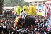 Thaipooya Mahotsavam Festival. Chrm Sree Maheswara Temple v Koorkancheri ve mst Thrissur, Kerala. Indie.