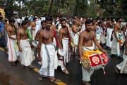 Thaipooya Mahotsavam Festival. Přichází další procesí. Thrissur, Kerala. Indie.
