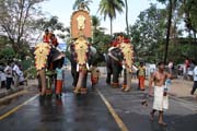 Thaipooya Mahotsavam Festival. Přichází další procesí. Thrissur, Kerala. Indie.
