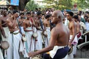 Pakalpooram pokra�uje na ulici Durban Hall Rd, Ernakulam Shiva Temple Festival (Ernakulathappan Uthsavam). Ernakulam, Kerala. Indie.