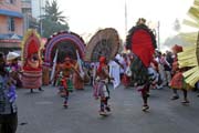 Pakalpooram pokračuje na ulici Durban Hall Rd, Ernakulam Shiva Temple Festival (Ernakulathappan Uthsavam). Ernakulam, Kerala. Indie.