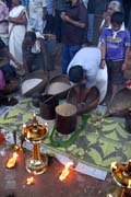 Obětiny během Pakalpooram, Ernakulam Shiva Temple Festival (Ernakulathappan Uthsavam). Ernakulam, Kerala. Indie.