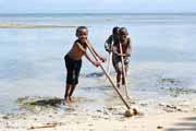 Hrající si děti, ostrov Ile Sainte Marie. Madagaskar.