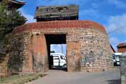 Brána do bývalého královského města, vesnice Ambohimanga. Madagaskar.