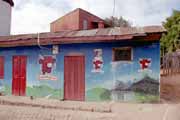 Dům a reklama na sýr Vesela kráva, vesnice Ambohimanga. Madagaskar.