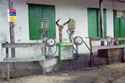 Benzínová pumpa, vesnice Ranohira. Madagaskar.