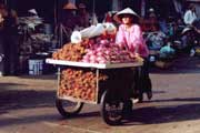 Raní trh v Saigonu. Vietnam.