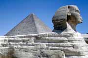 Sfinga a Cheopsova pyramida. Egypt.