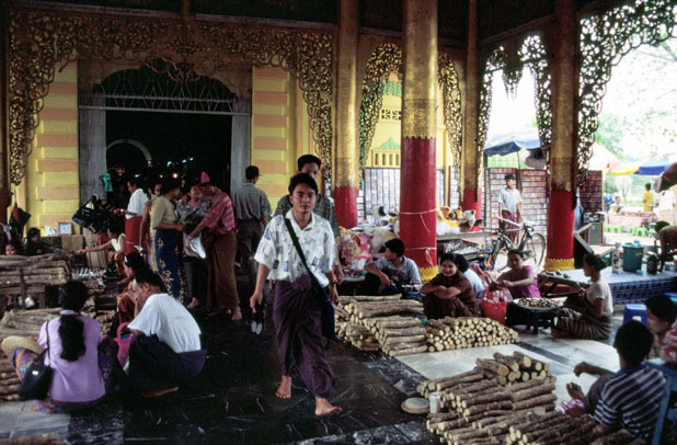 Vchod do Mahamuni Paya (Great Sage Pagoda) v Mandalay. Myanmar (Barma).