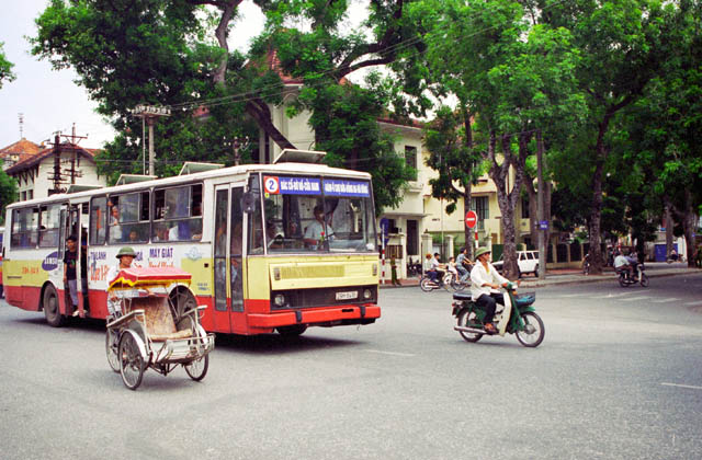 Ulice v Hanoi a autobus Karosa. Vietnam.