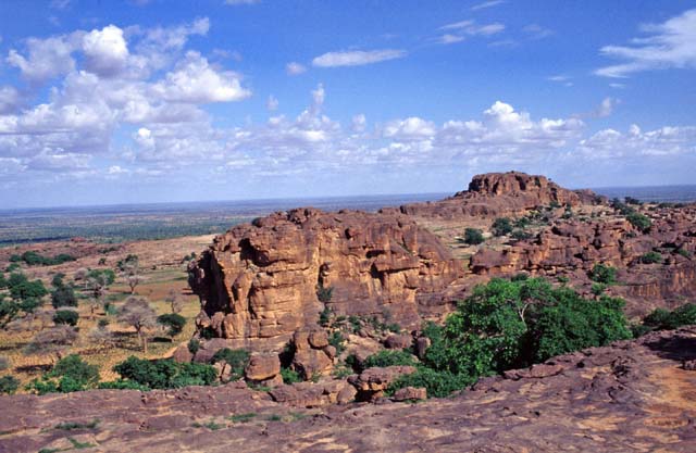 Zlom Falaise de Bandiagara v zemi Dogon u vesnice Begnimato. Mali.