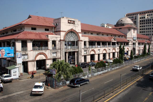 Pohled na trh Bogyoke Aung San, Yangon. Myanmar (Barma).