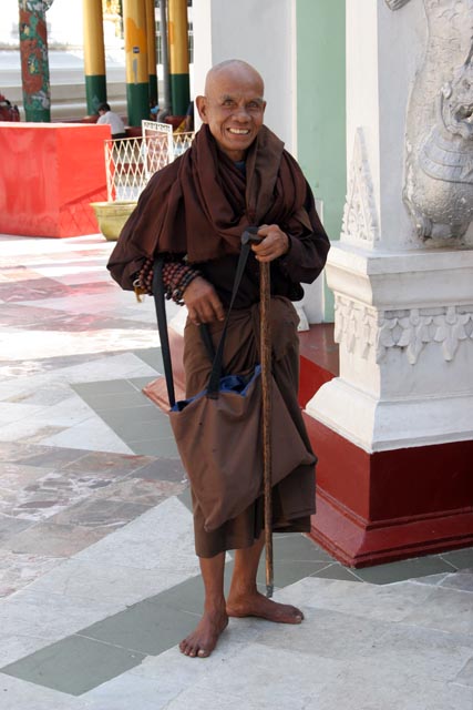 Mnich, Shwedagon Paya, Yangon. Myanmar (Barma).