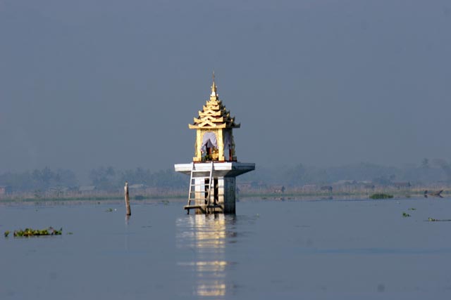Stupa, jezero Inle. Myanmar (Barma).