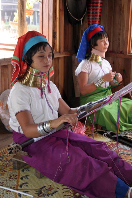 Rodina z kmene Padaung, jezero Inle. Myanmar (Barma).