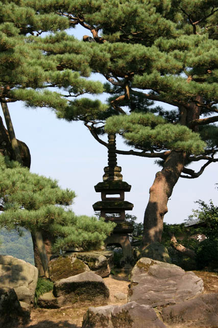 Zahrada Kenroku-en, Kanazawa. Japonsko.