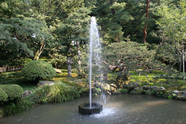 Zahrada Kenroku-en, Kanazawa. Japonsko.