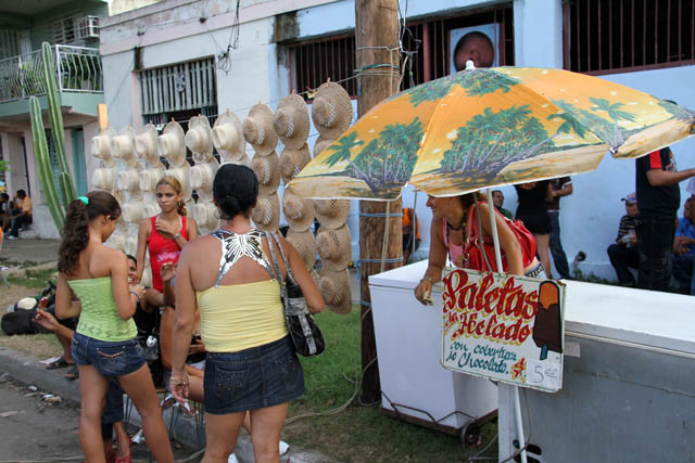 Prodejce zmrzliny, karneval, Santiago de Cuba. Kuba.
