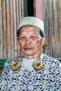 Kalimantan - tradiční dayacká žena