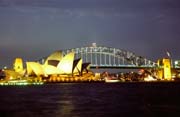 Opera a Harbour bridge v noci, Sydney. Austrálie.