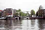 Vodní kanál se zvedacím mostem. Amsterdam. Nizozemsko.